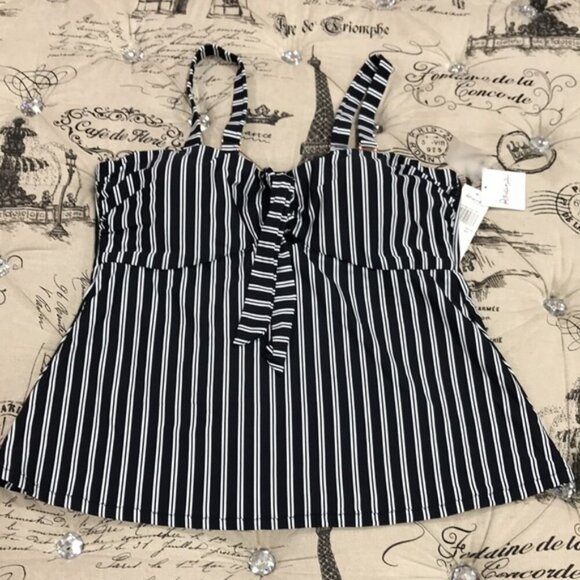 Raisins Curve Trendy Juniors' Top - Picture 4 of 10